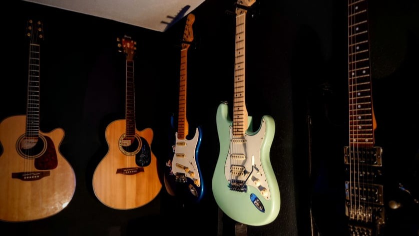 Guitares accrochées